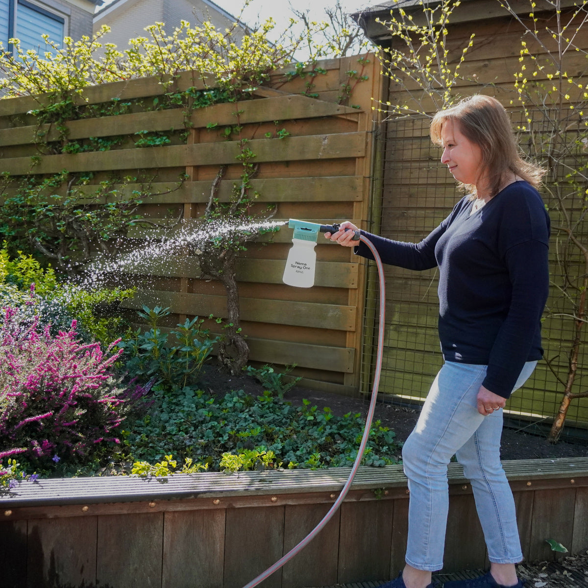 Nema Spray One besproeit tuin